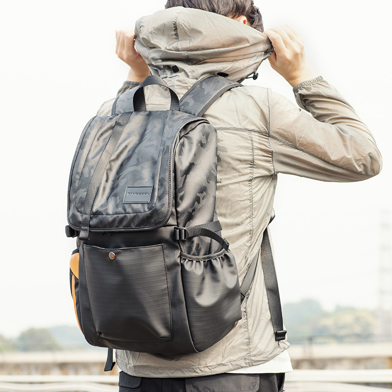 双肩包男大学生