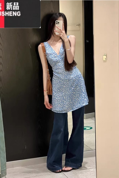 YIBUSHENG复古风V领蓝色碎花无袖背心连衣裙女季显瘦气质收腰叠穿A字短裙