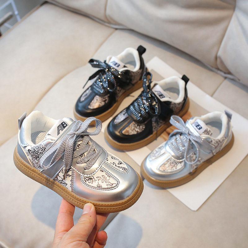 儿童板鞋2026年春夏季休闲鞋高品质亮光皮男女童鞋男宝鞋子潮跨