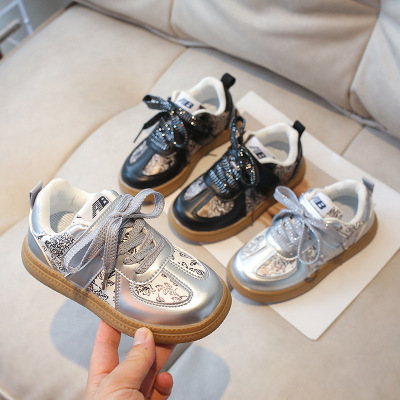 儿童板鞋2026年春夏季休闲鞋高品质亮光皮男女童鞋男宝鞋子潮跨