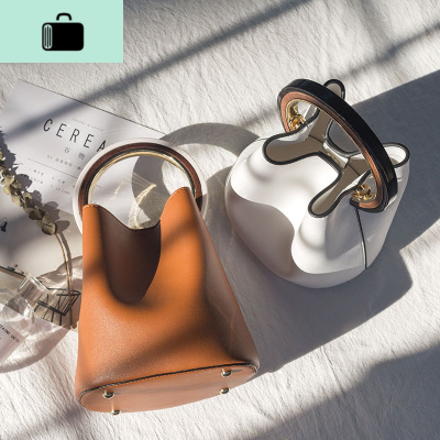 网红包包2020新款早春网红洋气圆环手提包简约单肩斜挎时尚水桶包NEW LAKE女斜挎包