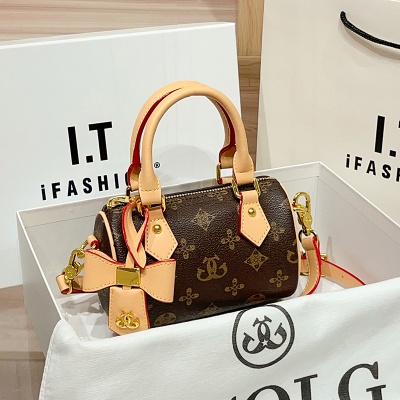 欧美时尚包包女2026新款高级感小众轻奢女包复古老花手提波士顿枕头包单肩斜挎包水桶小包