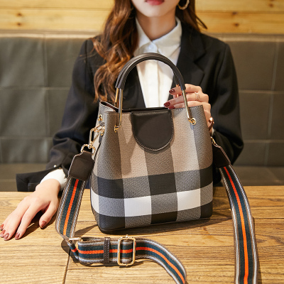 小亚天包包2020新款春夏水桶包洋气百搭单肩包大容量手提包时尚斜挎包女