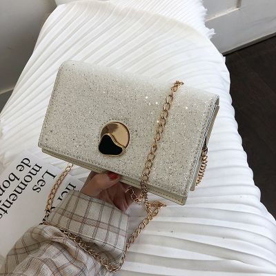 上新小包包女2020新款潮韩版学生百搭斜挎小包亮片链条锁扣小方包白色