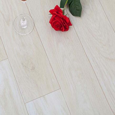 白色地板革